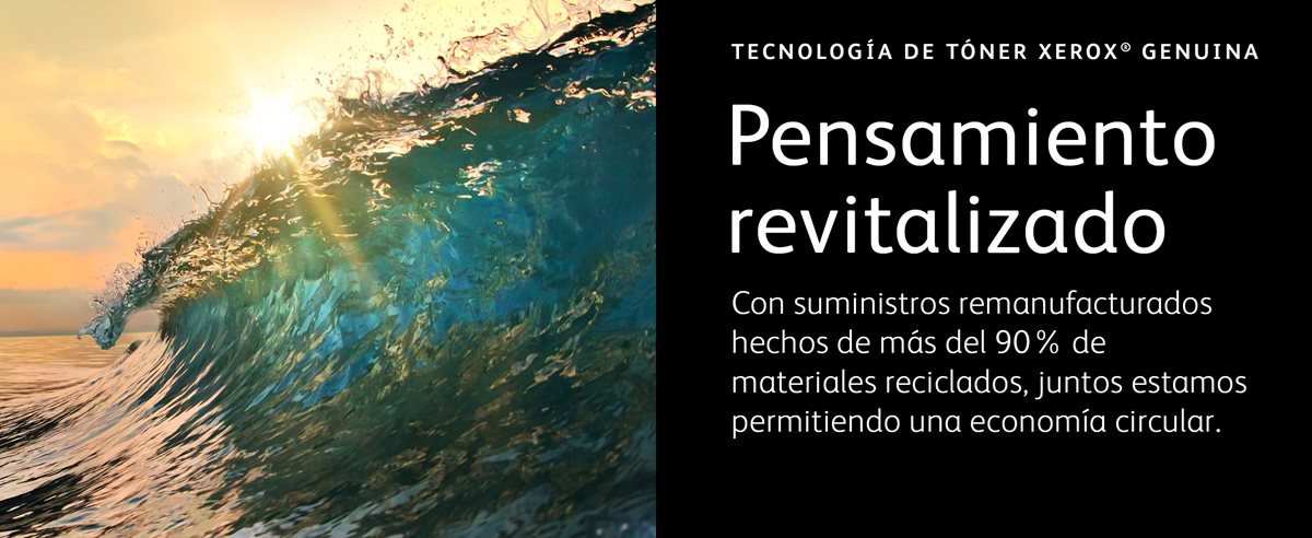 Hermosa ola de surf en el océano rompiendo con gotas y salpicaduras