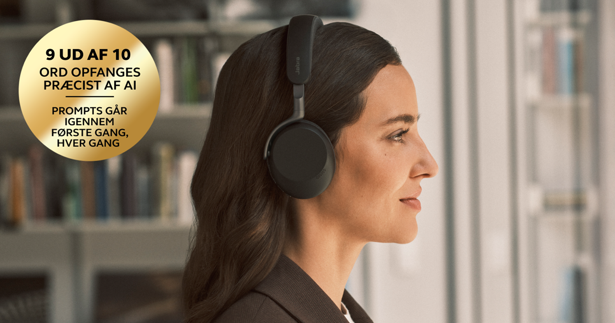 Person iført et Jabra Evolve3 75-headset på et kontor, med et gyldent badge med teksten: “9 out of 10 words picked up accurately for AI – prompts land first time, every time